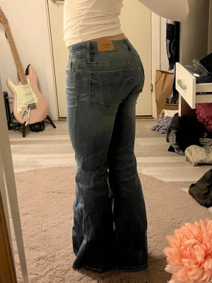 low waist bootcut jeans Gina tricot - ultra low waist bootcut jeans från Gina tricot i storlek 34!