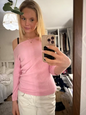 Ljusrosa off shoulder stickad tröja - Säljer en ljusrosa stickad tröja med off shoulder-design och långa ärmar. Storlek S 