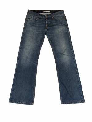 Levi's 512 bootcut  - Snygga bootcut Levi’s jeans med snygg wash       Midja 42cm                                                            Längd 102cm                                                       Benöppning 24cm