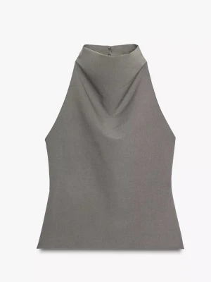 Grå ärmlös halterneck topp - Snygg grå halterneck topp med hög krage och öppen rygg. Toppen är ärmlös och har en stilren, minimalistisk design som passar perfekt till många olika looks. Helt ny med prislapp, slutsåld och köpt för 350kr .