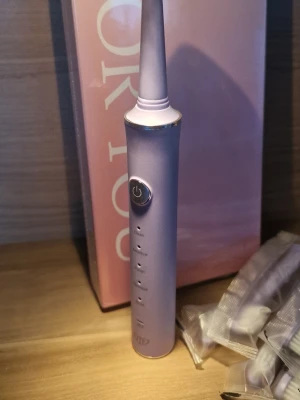 🇸🇪 Elektrisk Sonic Tandborste – 8 borsthuvuden + tungrengörare - Helt ny i förpackning! Tungrengörare syns inte på bild men finns i förpackningen.  ✔ 8 borsthuvuden (räcker länge) ✔ 5 rengöringslägen + smart minne ✔ 45 dagars batteritid ✔ Snabbladdning (2h) ✔ Vattentät (IPX7)  Tar bort upp till 10x mer plack än vanlig tandborste. Perfekt för dig som vill ha fräsch andedräkt och ett vitare leende 💎  Mycket för pengarna – redo att skickas direkt 📦  🔖 Hashtags #eltandborste #sonictandborste #munvård #oralcare #tandhygien #beautytech #ny #vintedfynd