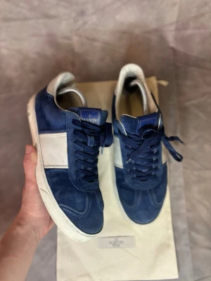 Valentino Flycrew | Size 42,5 - Mest eftertraktade skorna på marknaden. Särskilt i detta skicket | Size 42,5 | Skick 8,5/10 alla nitar kvar | Dustbag följs med vid köp 🫡⭐️