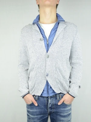 Massimo Dutti cardigan med blå innerväst  - MASSIMO DUTTI CARDIGAN MED INSYDD DUNVÄST Storlek : L Passform : Normal Användning : Tröjan är i ett väldigt fint skick utan defekter Nypris : Cirka 1800SEK Modellen på bilen är 182CM och väger 78KG