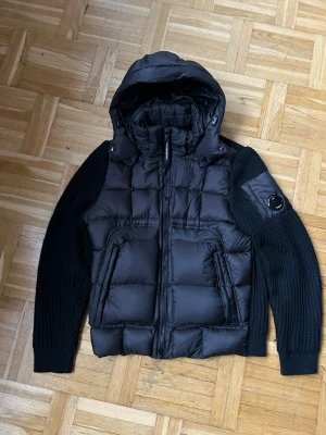 cp company cardigan - Säljer min cp company cardigan. Den är använd men går fortfarande att fungera, Ullen i armarna är lite trasliga men har fortfarande lika stark funktion.