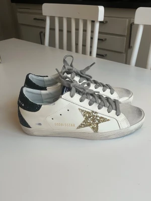 Guld Glittriga Golden Goose - Säljer ett par golden goose i storlek 37🩷🩷!! De är knappt använda så riktigt bra skick. Säljes för de var lite för stora så ska köpa 36 istället. Hör av vid intresse eller minsta fråga🤗Har även ett par valentino på i min profil 