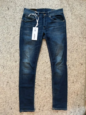 Dondup jeans - Väldigt fint skick! snygg och perfekt färg till våren, modellen är George. 41cm midja och 105cm längd 