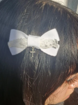 Rosett Hår accessoar kors - Handmade rosett med spets och ett kors hängandes.