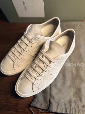 Tom Ford Skor - Säljer dessa Tom ford Sneakers!  Färg: Kräm Storlek 10/44 passar normalt i storleken Skick: 4/5 Levereras med Box & Dustbags  Hämtas upp i stockholm eller fraktas. Tveka inte på att skriva vid funderingar😊