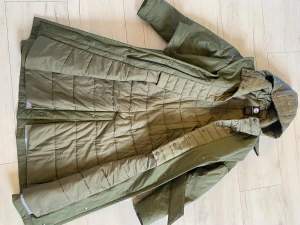 Colmar vårkappa stl S - Helt ny vårkappa från Colmar som aldrig har kommit till användning.Fast vadderad väst med huva. Storlek S Färg mud green. Finns i Bandhagen alt skickas .