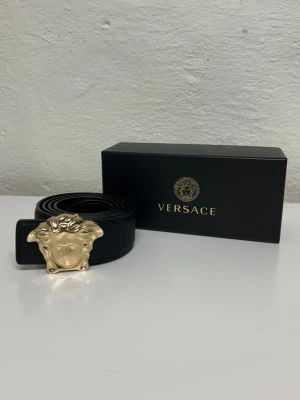 Versace Bälte  - Helt nytt aldrig använd. Storlek 110. Snabb frakt. Endast bälte.