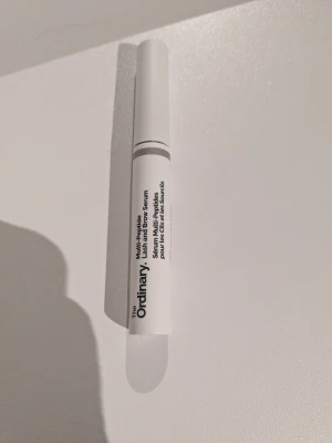 The Ordinary Multi-Peptide Ögonfransserum - Säljer ett vitt ögonfransserum från The Ordinary. Skulle gissa på att typ 75% är kvar☺️