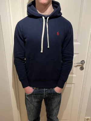 Ralph Lauren Hoodie  - Säljer en skön Ralph Lauren hoodie! | Mycket fint skick utan defekter endast lite damm som syns på bilderna, tas självklart bort innan frakt! | Storlek S. | Ställ gärna frågor innan du köper!