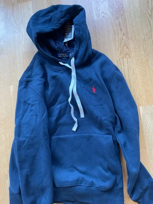 Ralph Lauren hoodie - Helt ny Ralph Lauren hoodie med lapparna kvar i storlek M!, ÄKTA