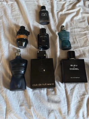 Mix av herrparfymer från kända märken - Samling av herrparfymer med unika flaskor i svart, blått och transparent glas. Inkluderar Bleu de Chanel, Dior Sauvage, Acqua di Giò, Jean Paul Gaultier Le Male, Club de Nuit Intense Man och Paco Rabanne Invictus. Snygga flaskor i olika former, vissa med matt finish. Skriv bud på vilken parfym ni vill ha så gör jag en egen annons med det priset