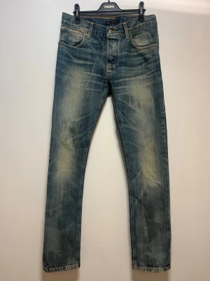 Nudie grim tim - Säljer nu ett par sjukt feta nudie jeans! Modellen är grim Tim. Dessa jeans är unika med dess sjukt feta tvättningar! Nypris: ca 1600 kr. Vårt pris: 849 kr! Riktigt bra skick. Storlek: 32/32. Pris kan diskuteras. Hör av dig vid minsta lilla fundering. 