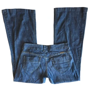 Vintage lowwaist bootcut/ flare jeans, y2k/ cyber/ alt/ 2000tal/ 2000s/ 00tal/ 00s/ 70s/ 70tal/ hippie - Blåa lågmidjade utsvängda jeans!