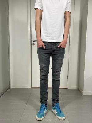 Dondup George Jeans  - Säljer nu dessa Dondup George Jeans med snygga slitningar i populär design, skriv för fler bilder/frågor🙌🏼