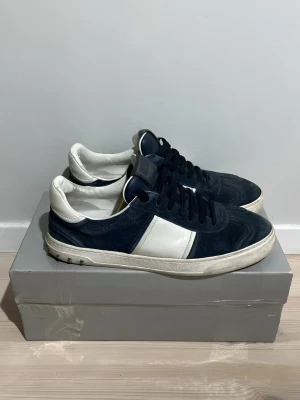 Valentino flycrew - Tja! Jag säljer nu mina tvär feta valentino flycrew i navy mocka. Storlek 43 i väldigt fint skick för dessa sällsynta skor. Väldigt bra omhändertagna, fint skick på mockan, endast två nitar saknas på vänster sko och övrigt bra skick! Skriv vid minsta lilla fundering! Priset är ej hugget i sten. 😁🙌