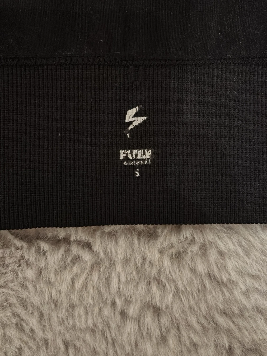 Svart sport-bh från FUZY med korsade band - 3