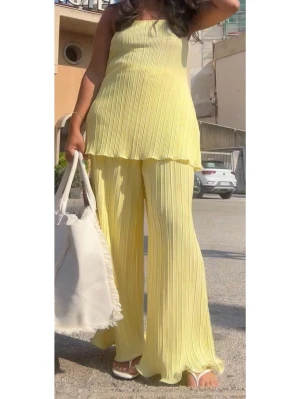 Gult plisserat set  - Jättefint och luftigt set i butter-yellow färg.  Ej använt. Köptes för ca 900 kr.