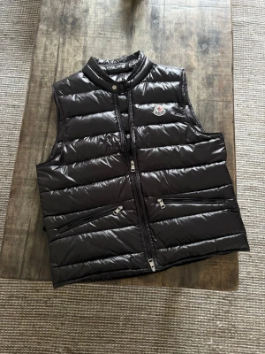 Moncler gui väst - Säljer min moncler gui då den blivit lite för lite för mig, Vid frågor eller fler bilder så är det bara att skriva. Är du inte nöjd med priset skicka ett förslag