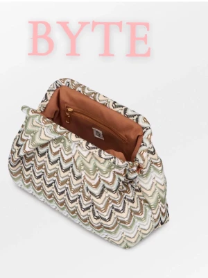 Clutch väska från becksöndergaard  - Undrar om någon vill BYTA den mot helst en rosa men kan även tänka mig någon annan färg men bara att du skickar bild på färgen innan. Den är helt ny med prislappen kvar och har då inga defekter alls. 