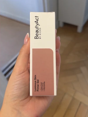 Glow primer - En glow primer från kicks egna märke, har endast öppnat och tryckt ut lite produkt för att kolla hur den såg ut. Den är annars helt full. Ordinarie pris 239kr