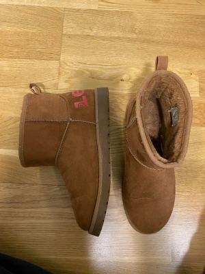 Skor - Använd några gånger. Kartong medföljer ej 