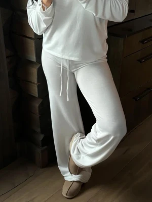 My chill pants - Super snygga vita byxor från Nelly. Aldrig använda, bara att skriva för egna bilder🥰🥰