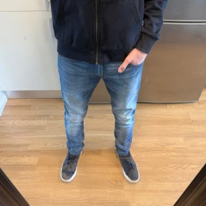 Lee Luke Jeans Blå W31 L34 - Sjukt fina Lee Luke ljusblåa jeans i storlek W31/L34 i fint skick. Inpricip helt nya använd endast 1-2 gånger. Mått - Midja: 41cm Benlängd: 112cm. Modellen är ca 184cm och 63kg. Hör av dig vid funderingar!🤩
