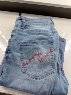 Nelly jeans - Jeans med stitch, mkt bra skick!