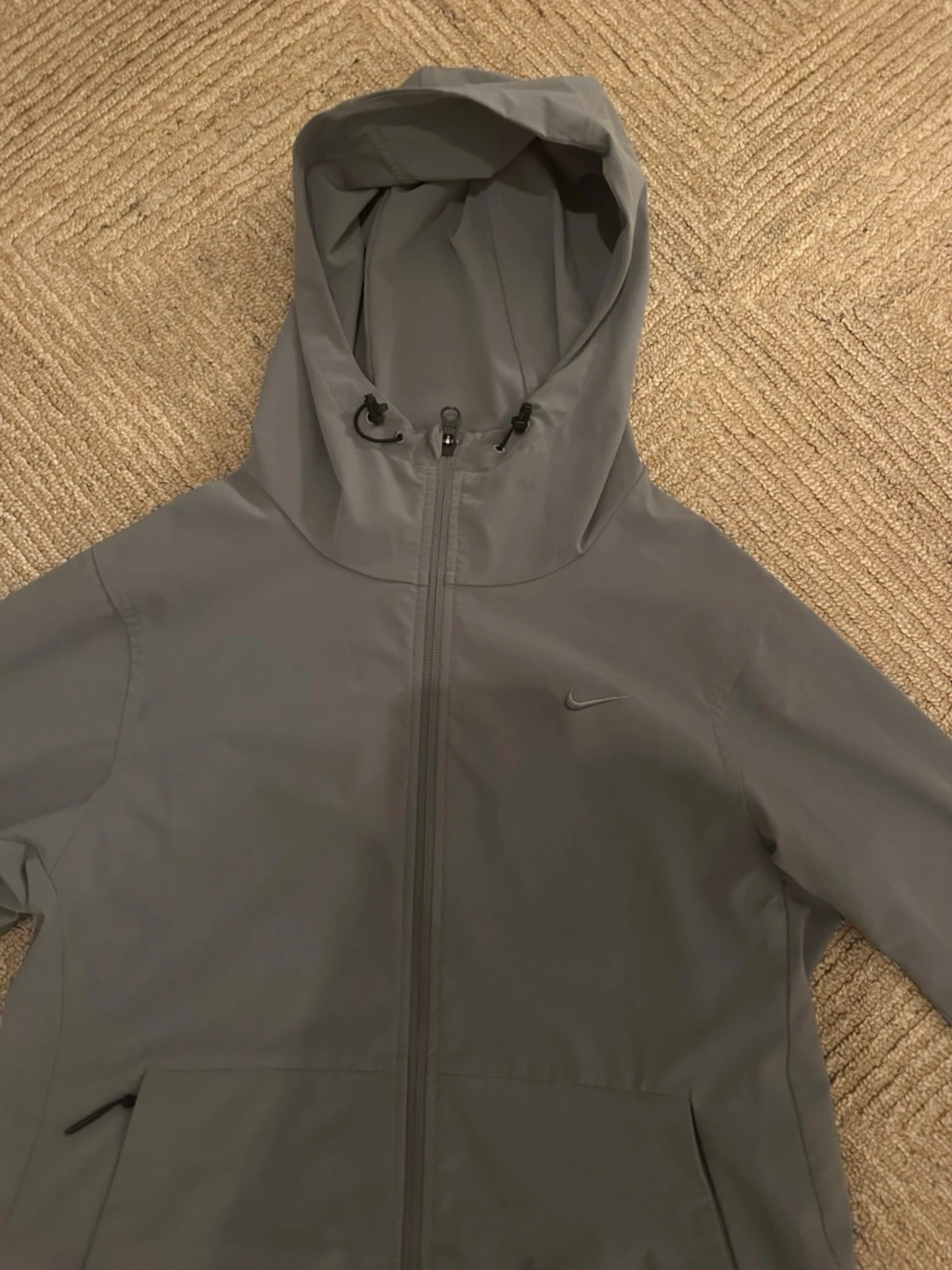 Grå vindjacka med huva från Nike - 1