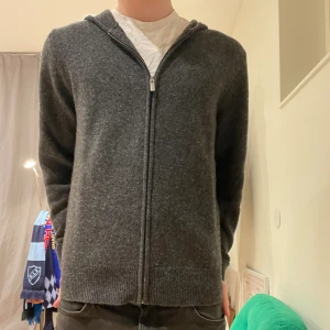 Lawrence Grey Ull Hoodie - Snygg och skön ullhoodie från Lawrence Grey. Helt oanvänd. Strlek S, sitter som den ska. 