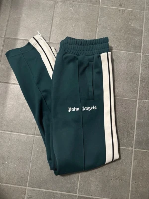 Palm angels byxor - Riktigt feta byxor från Palm angels | Skick: 9/10 | Storlek: M | Nypris: 4000kr+ | Inga defekter | 100% autentisk✅ | Pris är diskuterbart! | Hör av er vid minsta fundering🙌