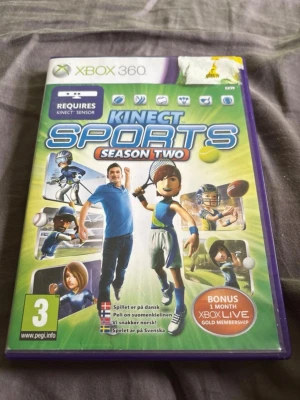 Kinect Sports Season Two Xbox 360 - Kinect Sports Season Two till Xbox 360, kräver Kinect-sensor. Fodralet är grönt med sportiga illustrationer som visar olika sporter som tennis, golf, amerikansk fotboll och baseball. Spelet är på flera språk och inkluderar en bonusmånad Xbox Live Gold.