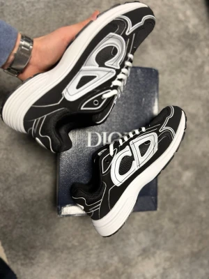 Sneakers - Helt nya svarta sneakers.