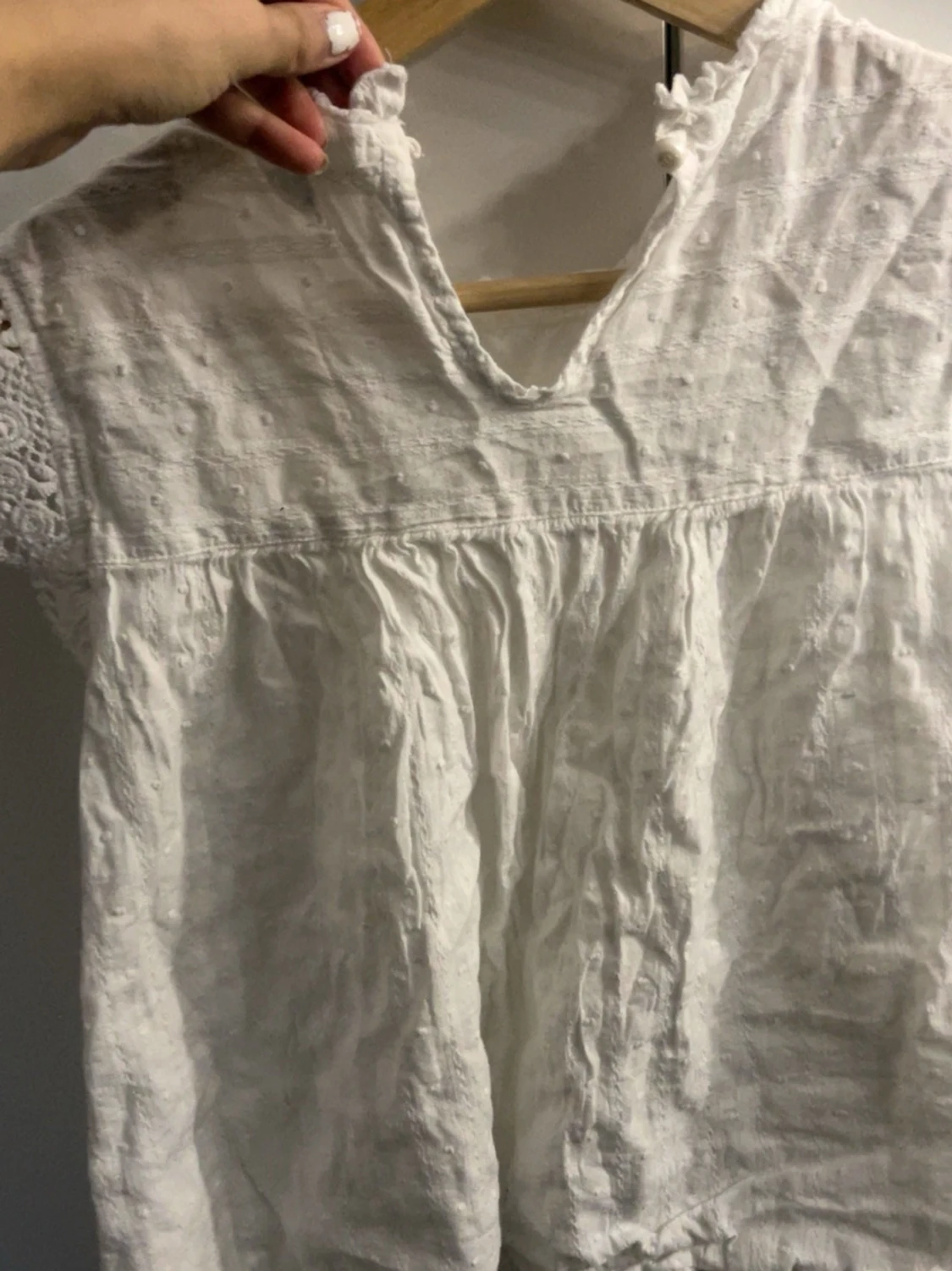 Vit blus med spetsdetaljer - 2