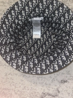 Svart bucket hat från Dior - Svart bucket hat från dior som är riktigt fet och bra för sommaren eller om man ska resa utomlands 