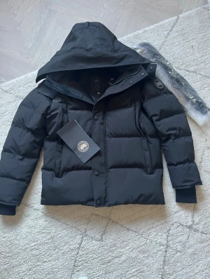 Canada goose black label - Canada goose black label scannable. Helt oanvänd har aldrig hafft den på mig. Kommer med alla papper och förpackningar. Wyndham parka modell. JAG TAR BYTEN OCKSÅ