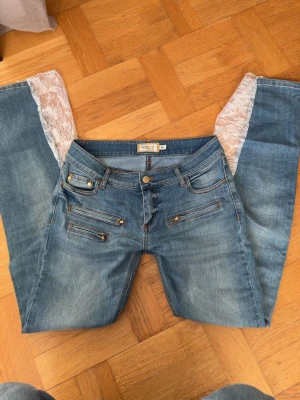 Jeans med spets detaljer - Superfina lågmidjade jeans med spetsdetalj längst ner. Älskar dessa jeansen men de har blivit för små mig och därav säljer. 