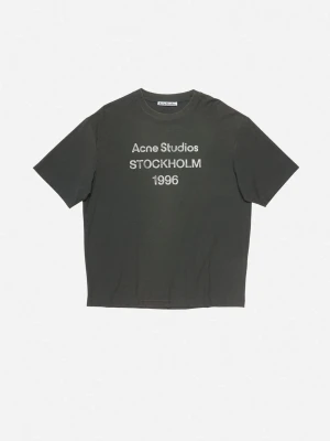 Svart Acne Studios t-shirt (svart/L) - Cool svart t-shirt från Acne Studios med vit text 'Acne Studios STOCKHOLM 1996' på bröstet. Klassisk passform med rund hals och korta ärmar. Perfekt för dig som gillar stilrena och trendiga plagg.