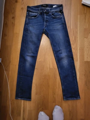 Mörkblå slim fit jeans från Replay - Fint skick storlek w28 L30