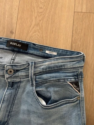 Ljusblå jeans från Replay, Anbass - Säljer ett par ljusblå jeans från Replay, modell Anbass. W33 l32 sparsamt andvända 