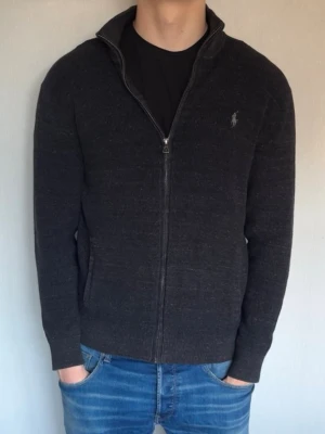 Ralph lauren zip tröja - Fint skick, inga defekter | modellen är 185 cm lång och väger ca 78 kg, (Äkta)