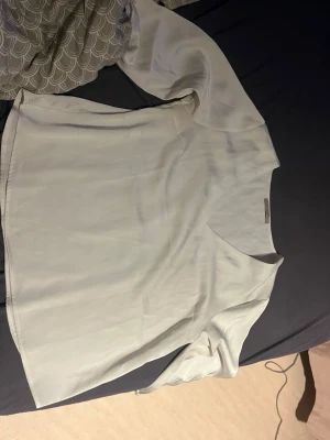 Vit blus med v-ringning från Anna Field - Stilren vit blus från Anna Field med v-ringad hals och långa ärmar. Blusen har en rak passform och är tillverkad i ett lätt, mjukt tyg som ger en skön känsla. Perfekt att matcha med jeans eller kjol för en fräsch look. Lite små fläckar på men går att tvätta bort.