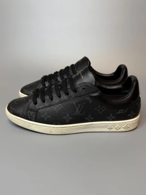 Louis Vuitton Skor - ‼️VI TAR EJ BYTEN‼️ Louis Vuitton ”Luxembourg” sneakers| Skick: 9/10 | Storlek (6) motsvarar 41-42 | ingår skopåse vid köp | Fraktar inom 24H efter köp på köparens bekostnad 📦💨 | Hör av dig vid minsta fråga eller fundering 💭 