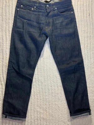  Selvedge our legacy raw denim jeans - Mörkblåa selvedge jeans från our legacy. In princip helt nya i strl 32:32! Jeansen har en mer straight passform men inte baggy! På andra bilden ser ni selvedge Id:et! Ny pris ca 3800kr mitt pris 1199. Tyg från Japan och gjorda i Italien!