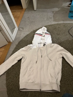 Moncler zip-hoodie  - Säljer för att den är lite för liten för mig