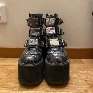 demonia swing 105LBH - knappt använda demonias i fint skick, säljer pga att dom ej används. original pris 1600+ pris kan diskuteras och sänkas. köpare står för frakt om inte du vill mötas upp. 