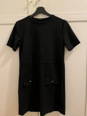 Zara klänning med fickor - Fin klänning från Zara. I superbra skick! 